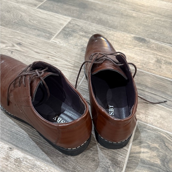 MAKE AN OFFER! 
Classic Brown Leather Men's Shoes - Picture 2 of 3